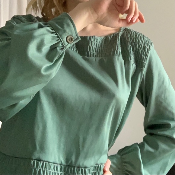 3/20$ ⭐️ Green shirt w/ smock and longsleeves - Picture 5 of 11